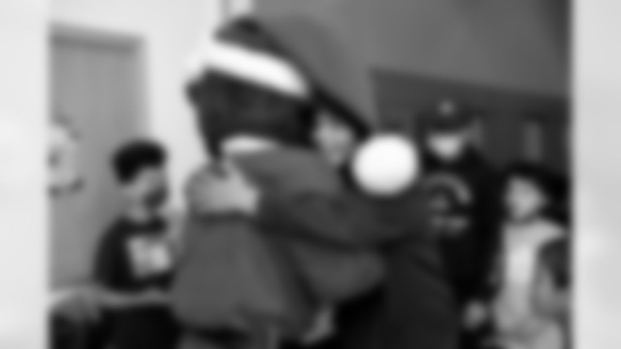 An image from Tyrod Taylor's holiday event in Houston, TX on Dec. 21, 2021.
