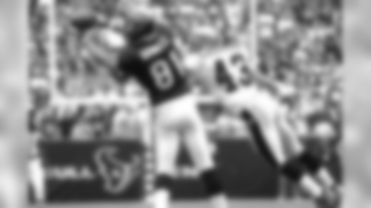 Tight end Owen Daniels reaches out to snag a pass from Matt Schaub.