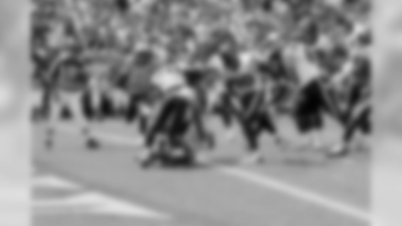 Running back Steve Slaton rushes for a six-yard touchdown.