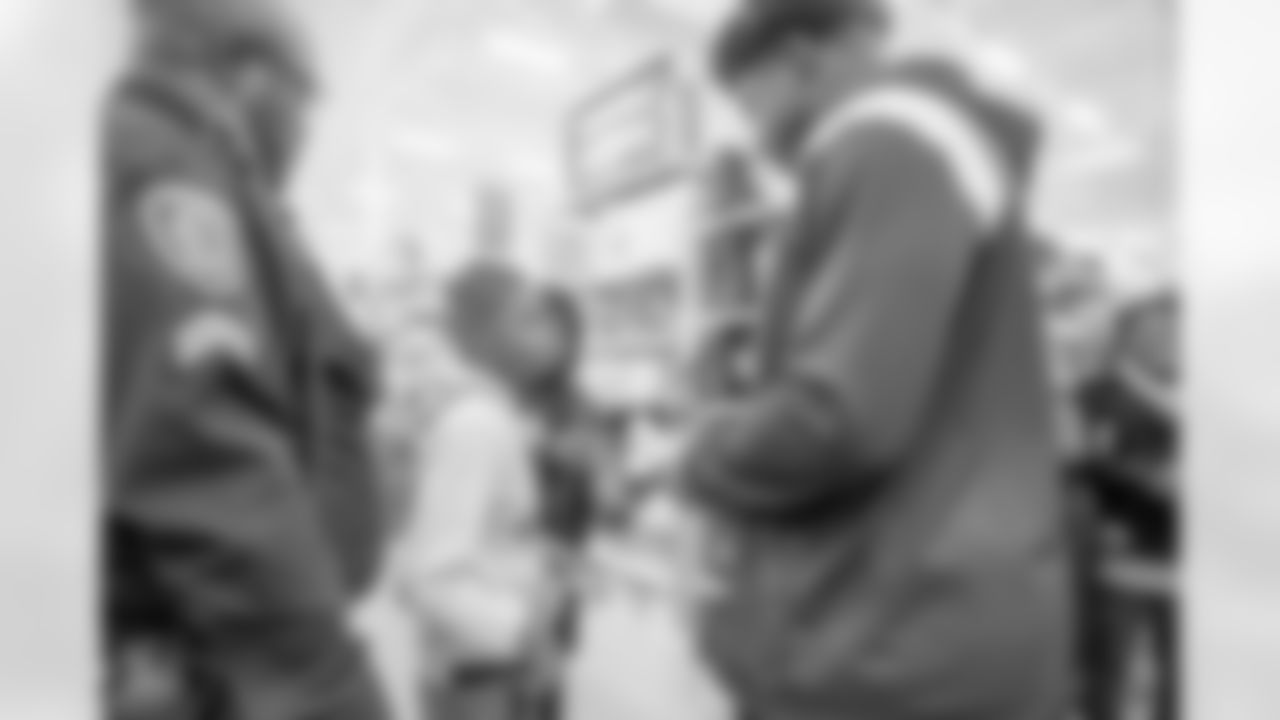 2022_1121_CorporateDevelopment_TexansThanksgivingHEB_0027