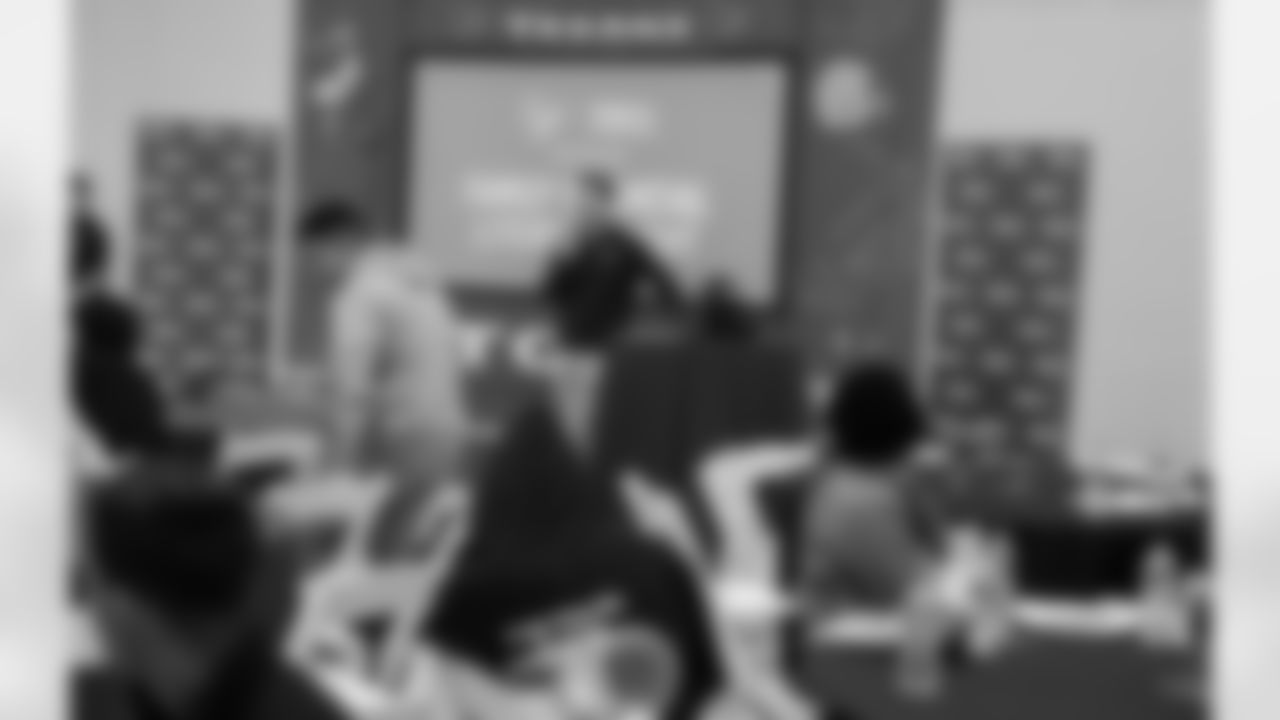 2022_1114_CorporateDevelopment_FamilyFinancialLiteracyNight_0062