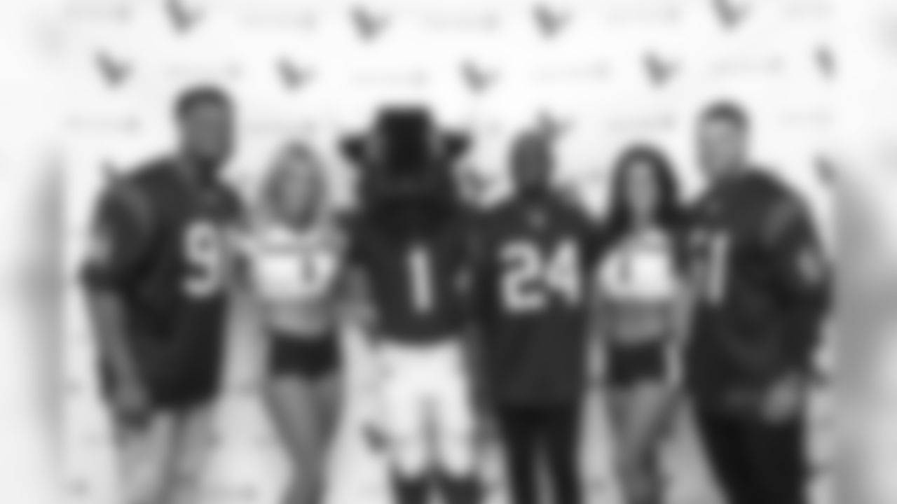 An image from the March 21, 2019 corporate development event at IAH in which Texans players, cheerleaders and TORO visited United Airlines workers and participated in airline operational activities.