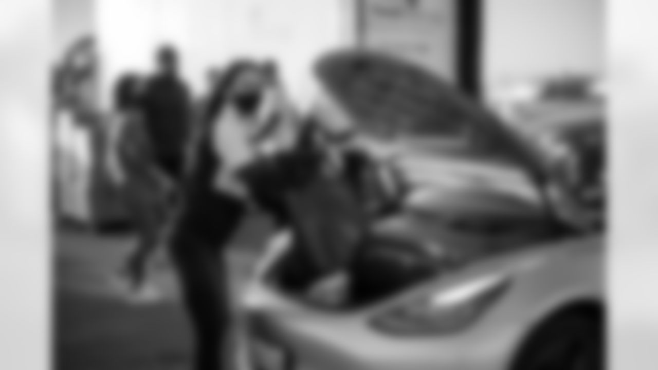 0053_TexansUSOThanksgiving_111920_MCW