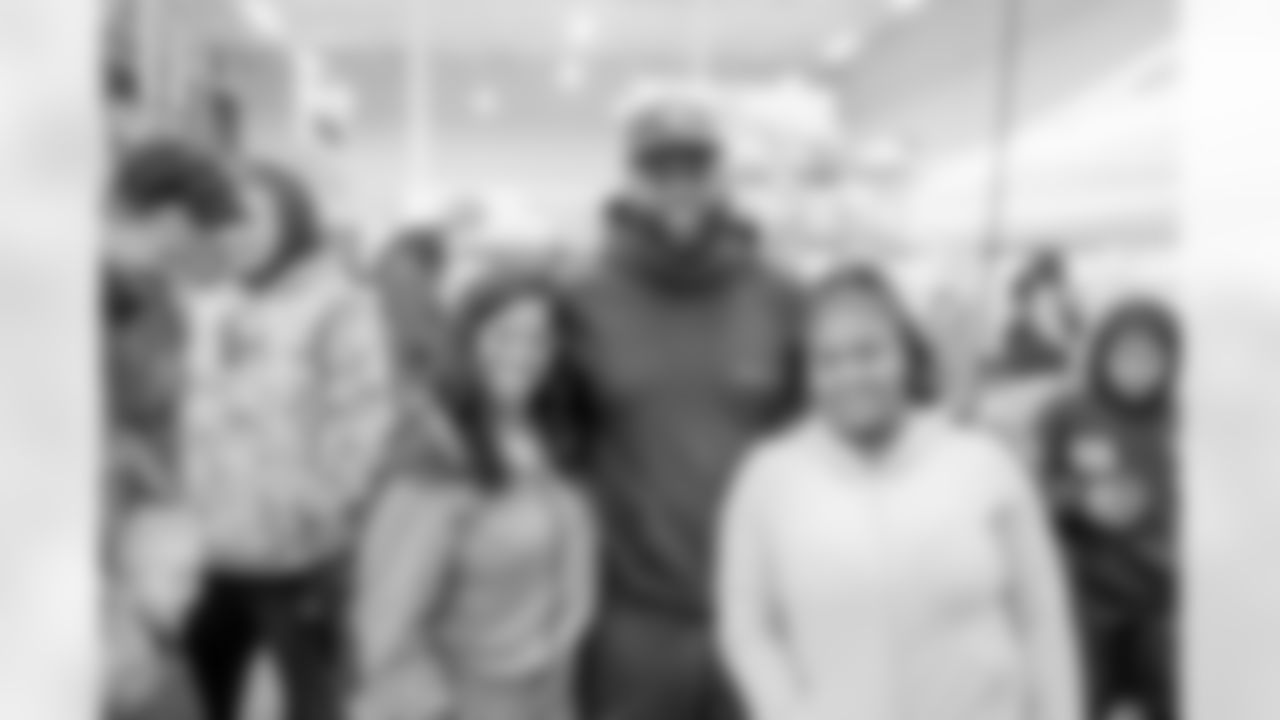 2022_1121_CorporateDevelopment_TexansThanksgivingHEB_0023