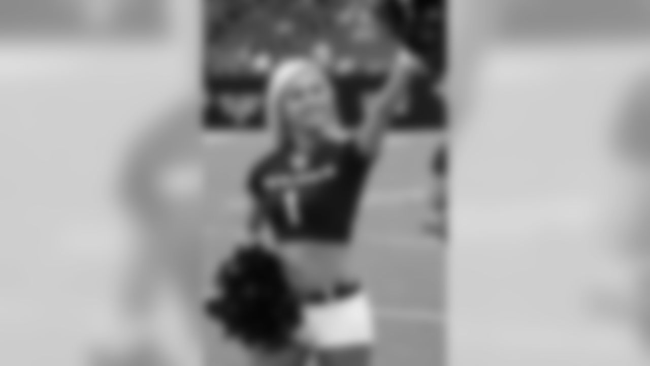 Lindsay waves to the crowd before the preseason game against Tampa Bay.