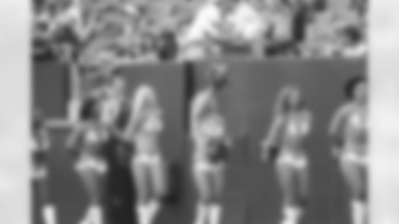cheerleaders-180814-scrimmage241534