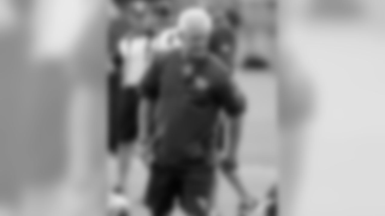 Tennessee Titans secondary coach Kerry Coombs watches as players warm up during NFL football minicamp Wednesday, June 13, 2018, in Nashville, Tenn. (AP Photo/Mark Humphrey)