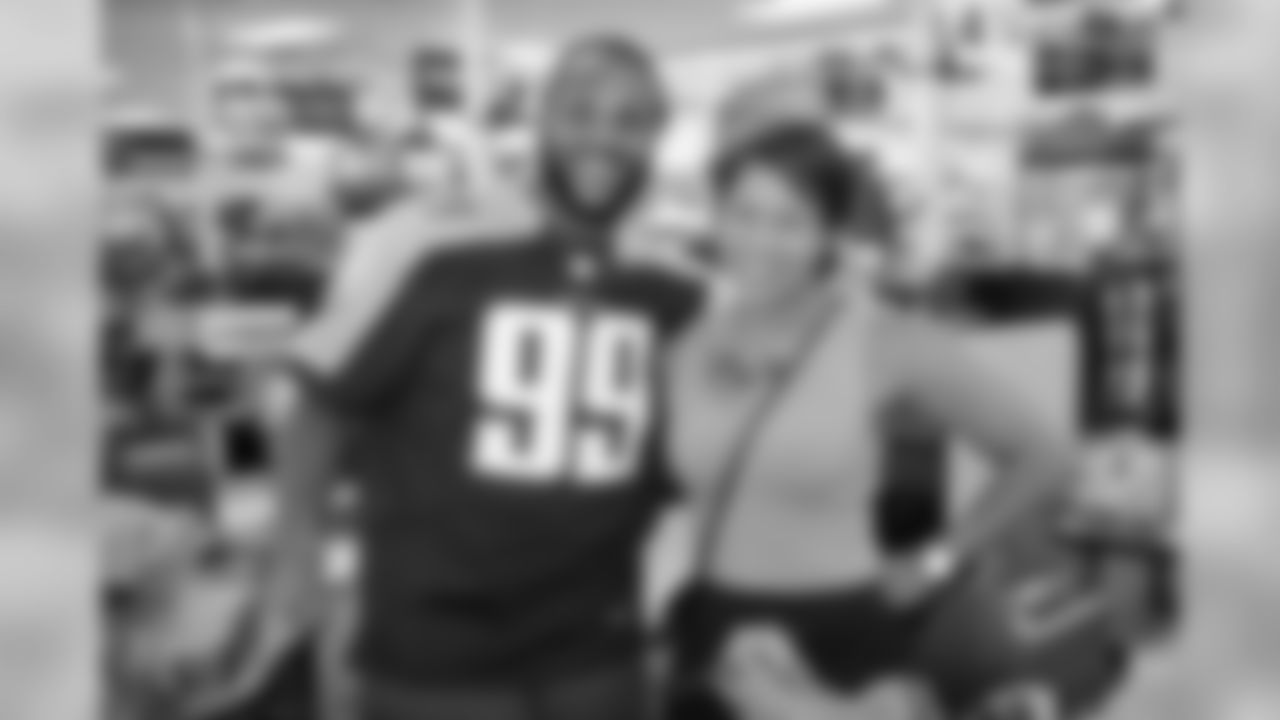 Titans DT Jurrell Casey buys groceries for Kroger customers for Titans Fan Week. #RandomActsOfKickoff