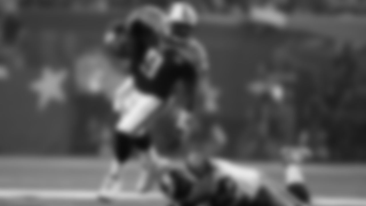 Tennessee Titans quarterback Steve McNair (9) avoids a tackle from St. Louis Rams line backer London Fletcher (59) during Super Bowl XXXIV Jan. 30, 2000, at the Georgia Dome in Atlanta. The Rams defeated the Titans 23–16. (Allen Kee via AP)