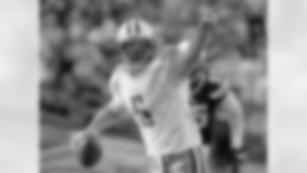 Tennessee Titans quarterback Kerry Collins scrambles during the fourth quarter of an NFL football game against the San Diego Chargers, Sunday, Oct. 31, 2010, in San Diego. (AP Photo/Denis Poroy)