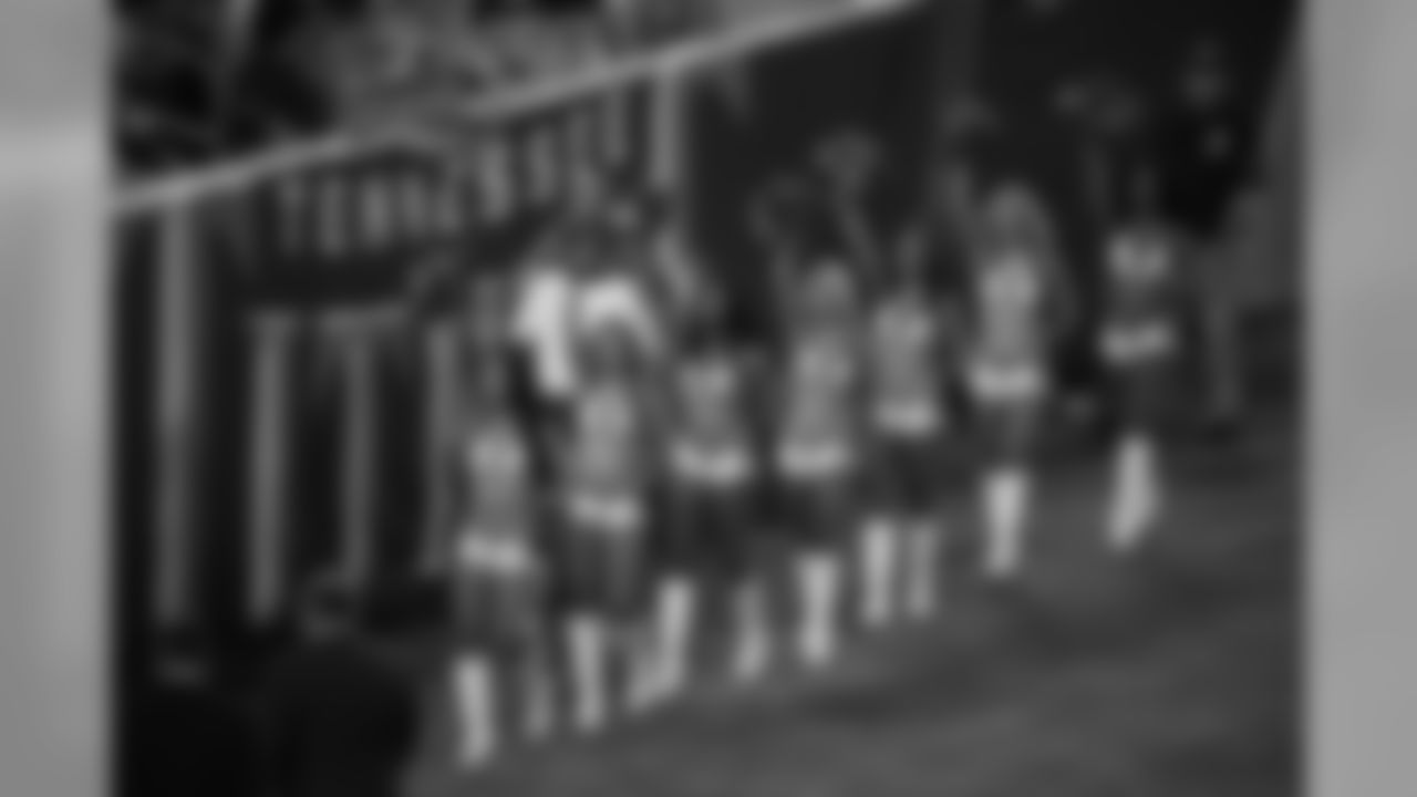 titans2018bucscheer244477