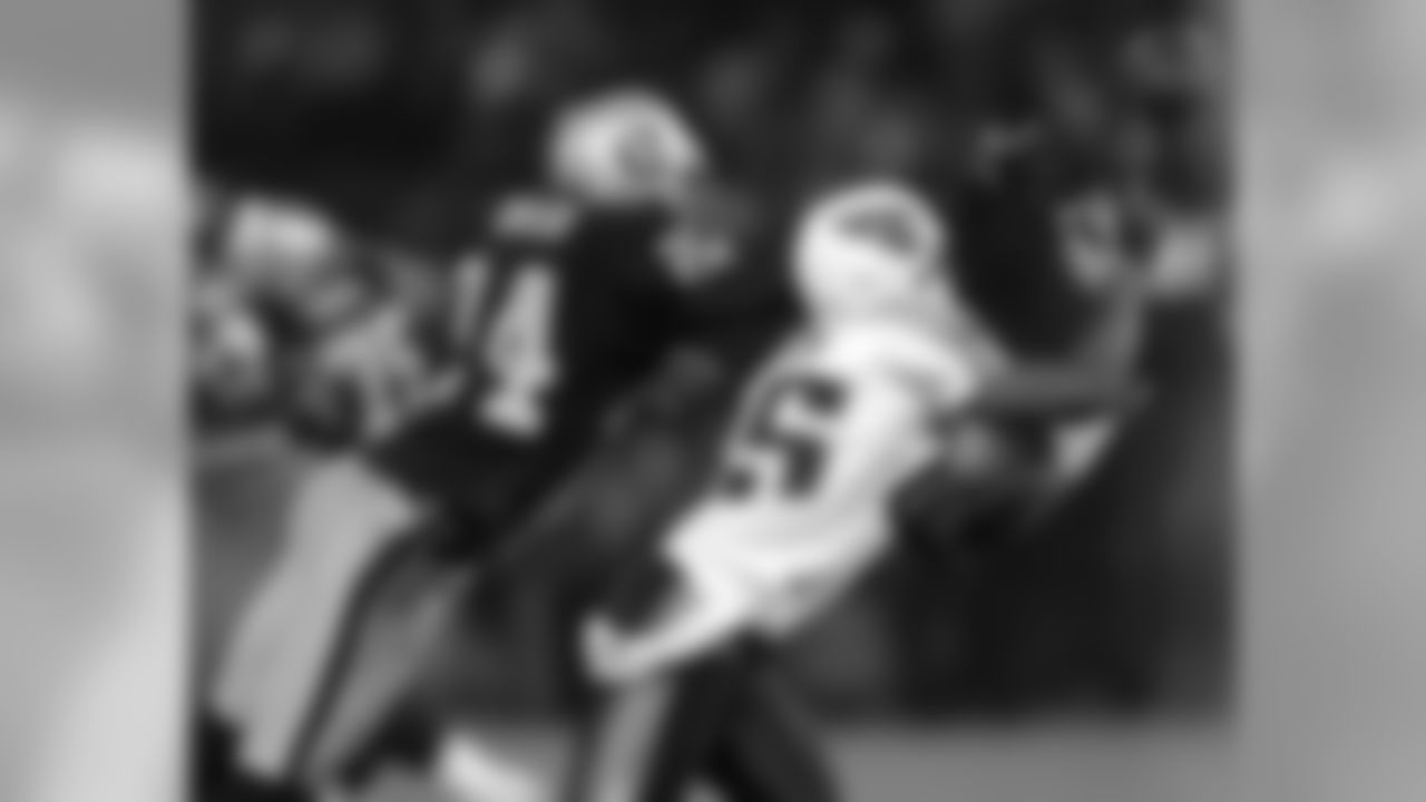 22 DEC 2001: Derrick Mason #85 of the Tennessee Titans goes after a catch with Charles Woodsen of the Oakland Raiders defending at Network Associates Coliseum in Oakland, California . The Titans won 13-10. DIGITAL IMAGE Mandatory Credit: Jonathan Ferrey/Getty Images