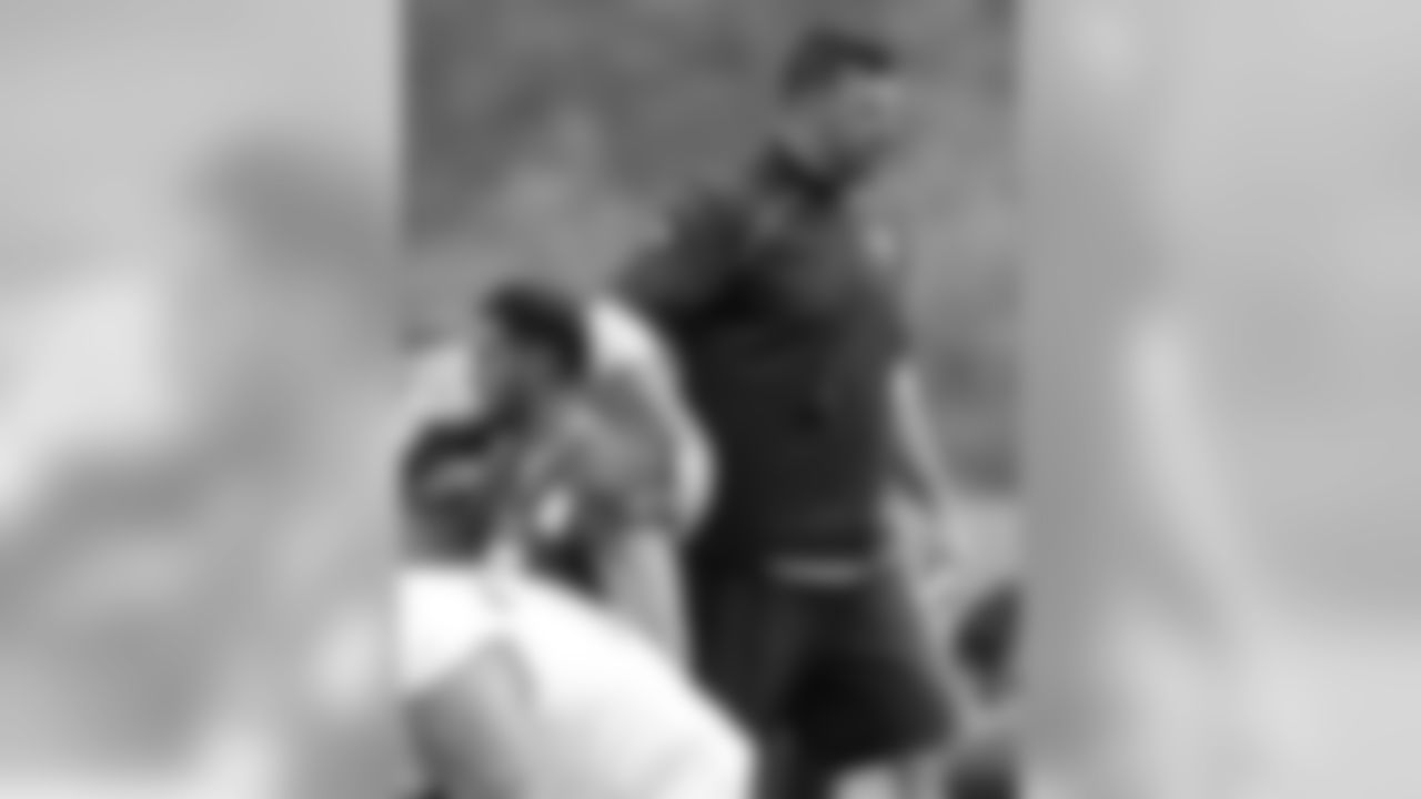 Tennessee Titans head coach Mike Vrabel pats quarterback Marcus Mariota on the back as players stretch during a voluntary practice at its NFL football training facility Wednesday, April 25, 2018, in Nashville, Tenn. (AP Photo/Mark Humphrey)