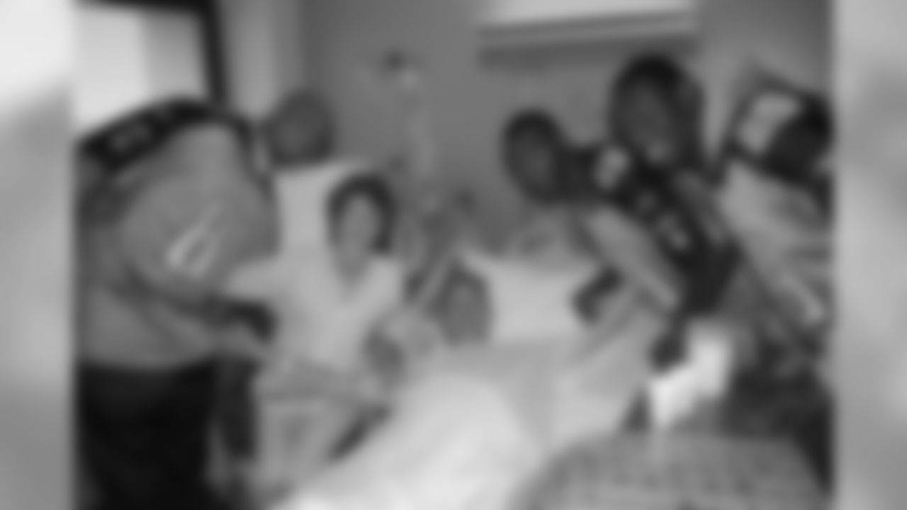 Tight ends Bo Scaife (80), Alge Crumpler (83) and Jared Cook (89) joined wide receivers Dominique Edison (19) and Lavelle Hawkins (87) visiting patients at Nashville's Saint Thomas Hospital on Tuesday, Oct. 13, 2009.