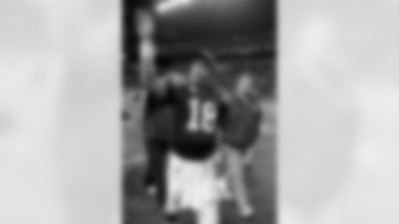 Indianapolis Colts quarterback Peyton Manning waves as he leaves the field following a 27-17 win over Tennessee Titans in an NFL football game in Indianapolis, Sunday, Dec. 6, 2009. The Colts defeated the Titans 27-17. (AP Photo/Michael Conroy)