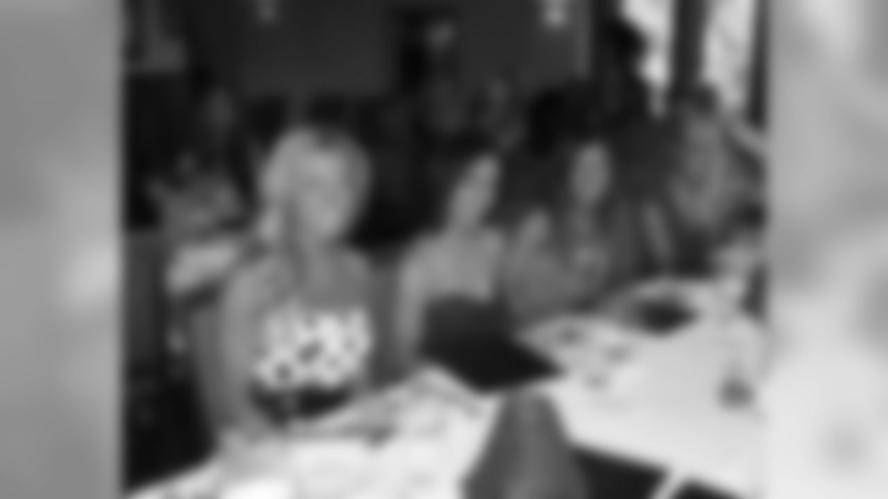 Titans Cheerleaders arrived Monday at the Sandestin Golf and Beach Resort for their 2010 photo shoot. After checking in at the Grand, the cheerleaders enjoyed dinner at Marlin Grill at the Baytown Wharf prior to resting up for an early morning photo shoot.