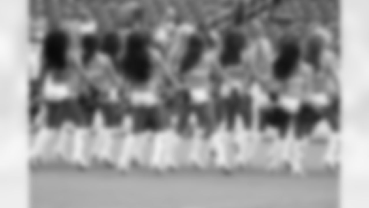 cheerleaders-180814-scrimmage241515