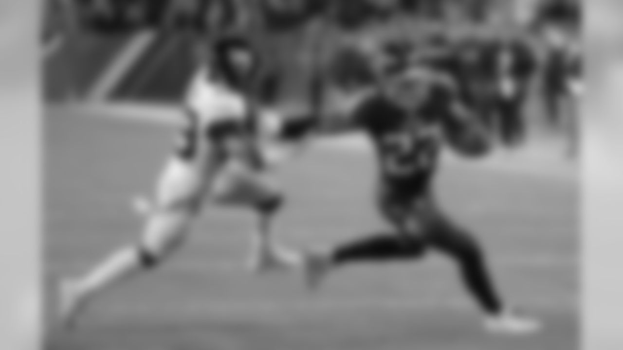 El running back de los Titans de Tennessee, Derrick Henry (22), corre y desplaza con un brazo al safety de los Jaguars de Jacksonville, Tashaun Gipson (39), durante la segunda mitad de un juego de la NFL, el jueves 6 de diciembre de 2018, en Nashville, Tennessee. (AP Photo/James Kenney)