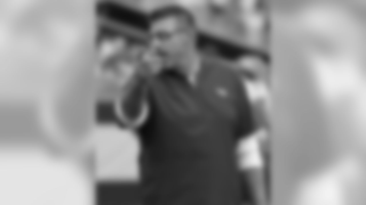 Tennessee Titans head coach Mike Vrabel walks through the team as the warm up before an NFL football game against the Pittsburgh Steelers, Saturday, Aug. 25, 2018, in Pittsburgh. (AP Photo/Fred Vuich)