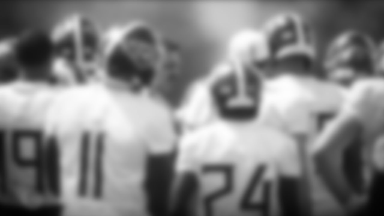 NASHVILLE, TN - SEPTEMBER 02, 2019 - Head coach Mike Vrabel of the Tennessee Titans talks in the huddle during practice at Saint Thomas Sports Park in Nashville, TN. Photo By Donald Page/Tennessee Titans