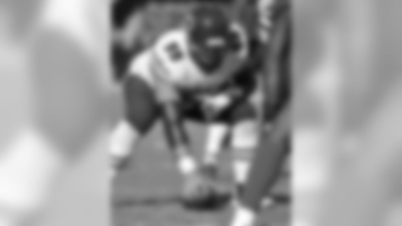 Chicago Bears center Hroniss Grasu (55) sets for play against the Tampa Bay Buccaneers Sunday, Dec. 27, 2015 in Tampa, Fla. The Bears won 26 - 21 in an NFL football game. (Al Messerschmidt via AP)