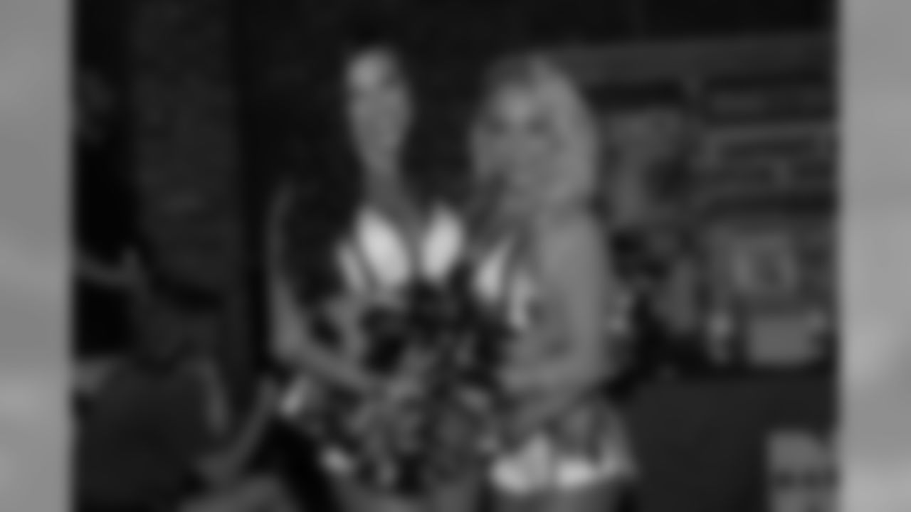 cheerleader2018kickoff47251