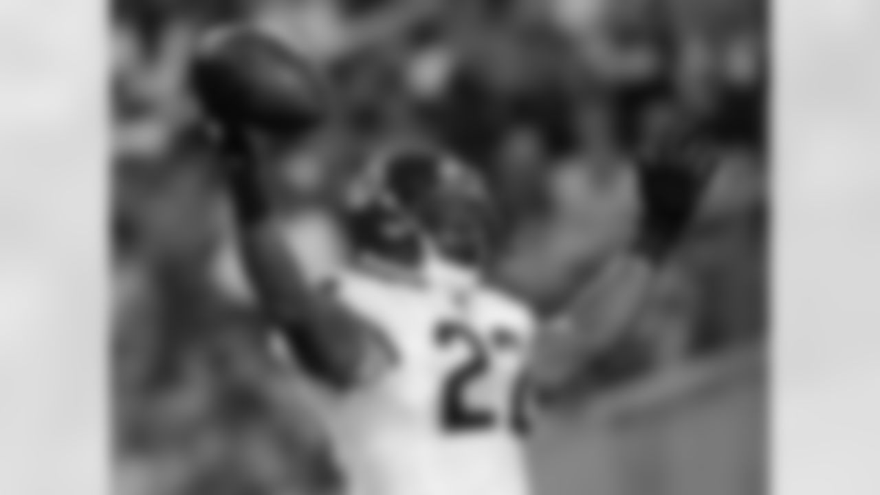 Chicago Bears running back Matt Forte celebrates after scoring a touchdown against the Tennessee Titans in the first quarter of an NFL football preseason game Saturday, Aug. 27, 2011, in Nashville, Tenn. (AP Photo/Joe Howell)