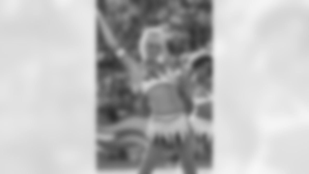 11/02-Cheerleader