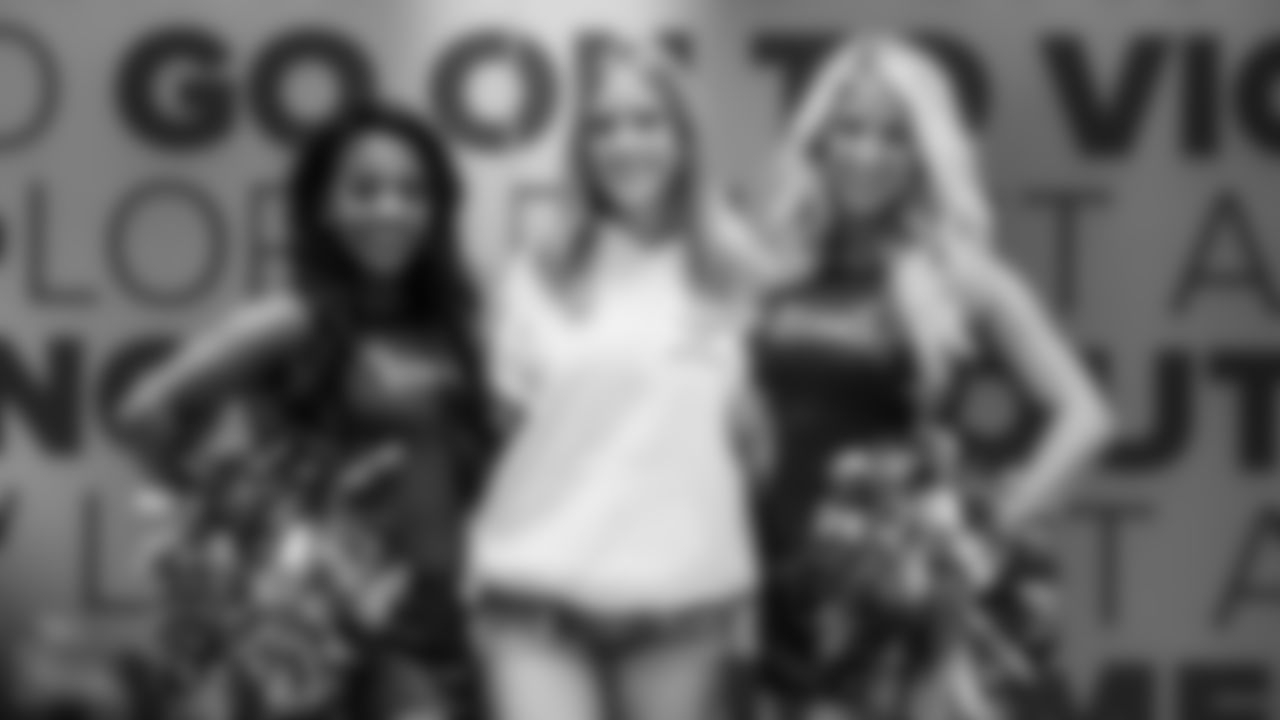 Titans Cheerleaders pose with students during 901 Day Campus Visit at the University of Memphis University Center on Thursday September, 1st 2022 in Memphis, Tn (Justin Ford/Tennessee Titans)