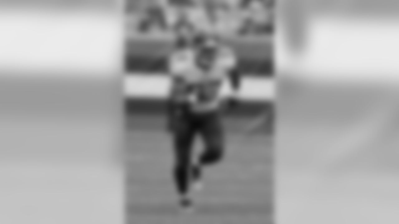 Tennessee Titans inside linebacker Wesley Woodyard runs route during the second half in an NFL football game against the Cleveland Browns, Sunday, Sept. 8, 2019, in Cleveland. (AP Photo/Ron Schwane)