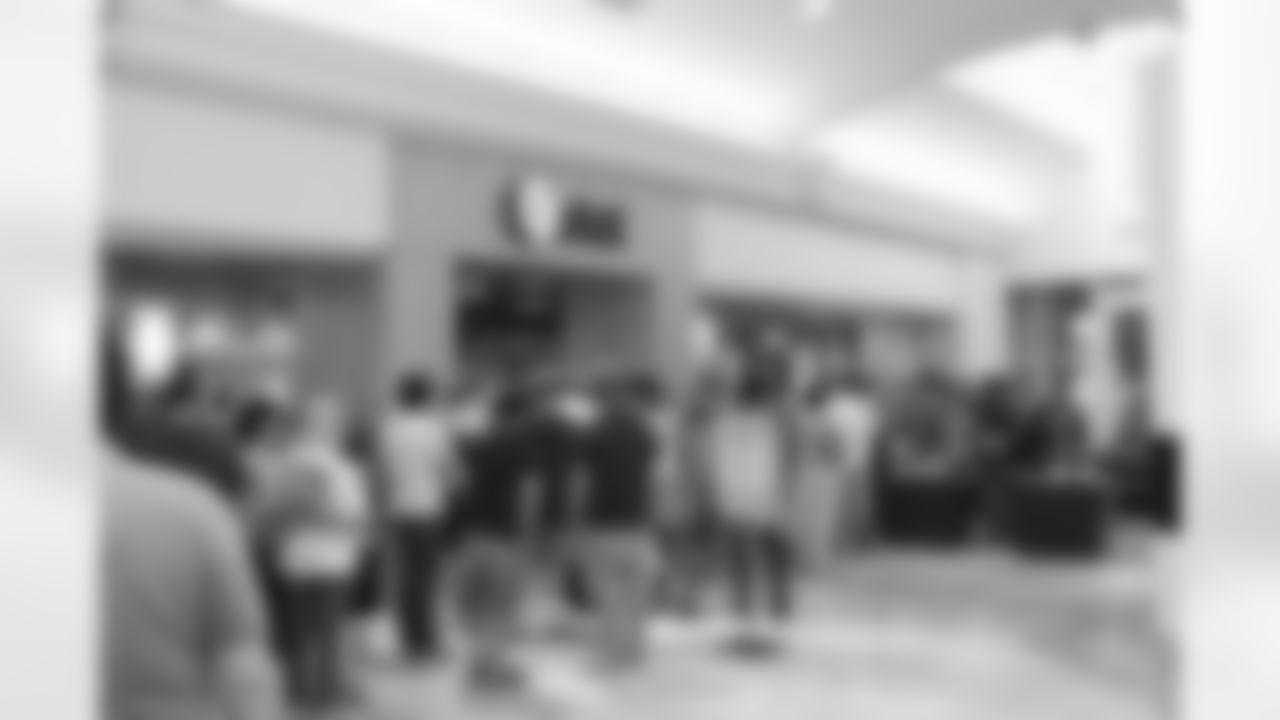 WR Kenny Britt kicked off Day 3 of Titans Caravan XIII on Wednesday with visits to Arnold Elementary School in Cleveland, TN and Sevierville Intermediate School in Sevierville, TN. After an autograph session at the Johnson City Shoe Carnival, Britt met up with LB Gerald McRath at the West Town Mall in Knoxville.