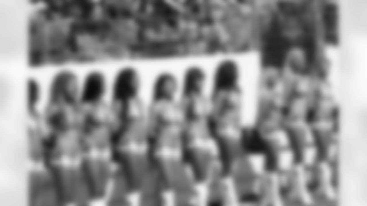 cheerleaders-180814-scrimmage241501