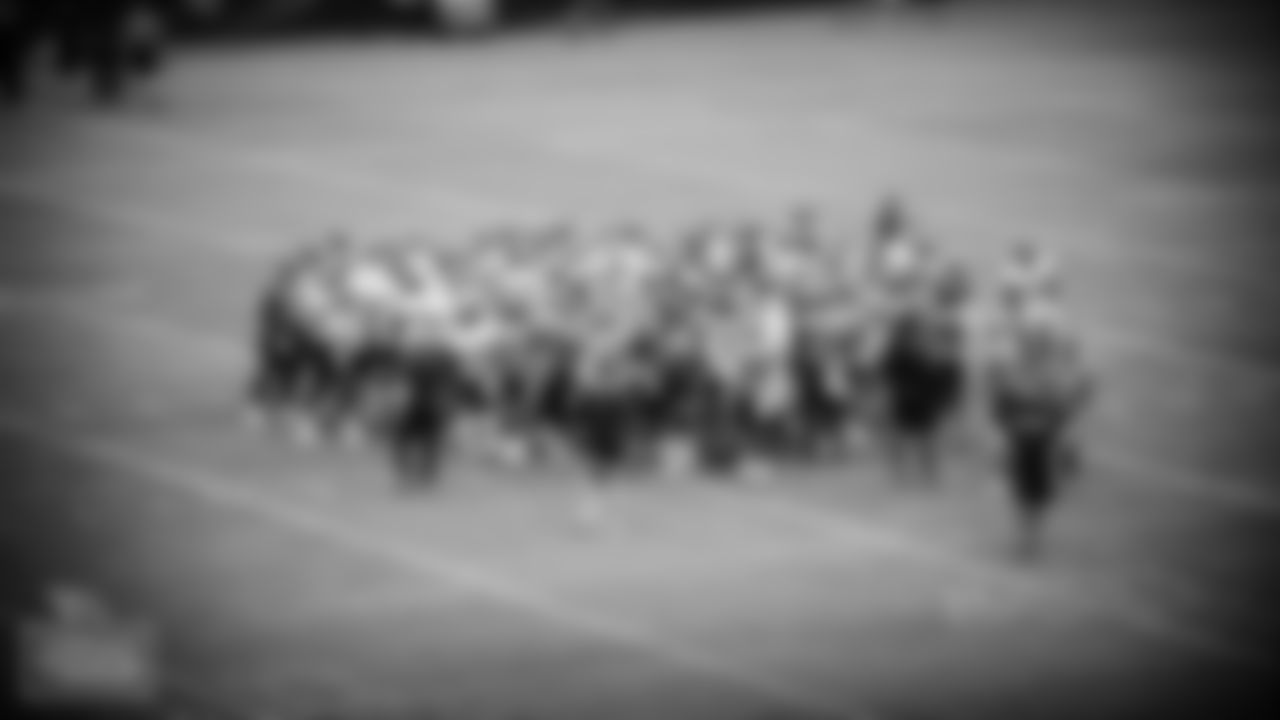 Tennessee Titans group huddle during the open practice at Nissan Stadium on AUGUST 16, 2021 in Nashville, TN. Photo By Donald Page/Tennessee Titans