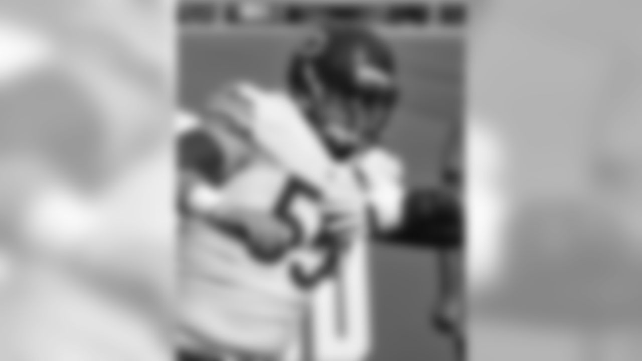Chicago Bears center Hroniss Grasu (55) warmsup for play against the Tampa Bay Buccaneers Sunday, Dec. 27, 2015 in Tampa, Fla. The Bears won 26 - 21 in an NFL football game. (Al Messerschmidt via AP)