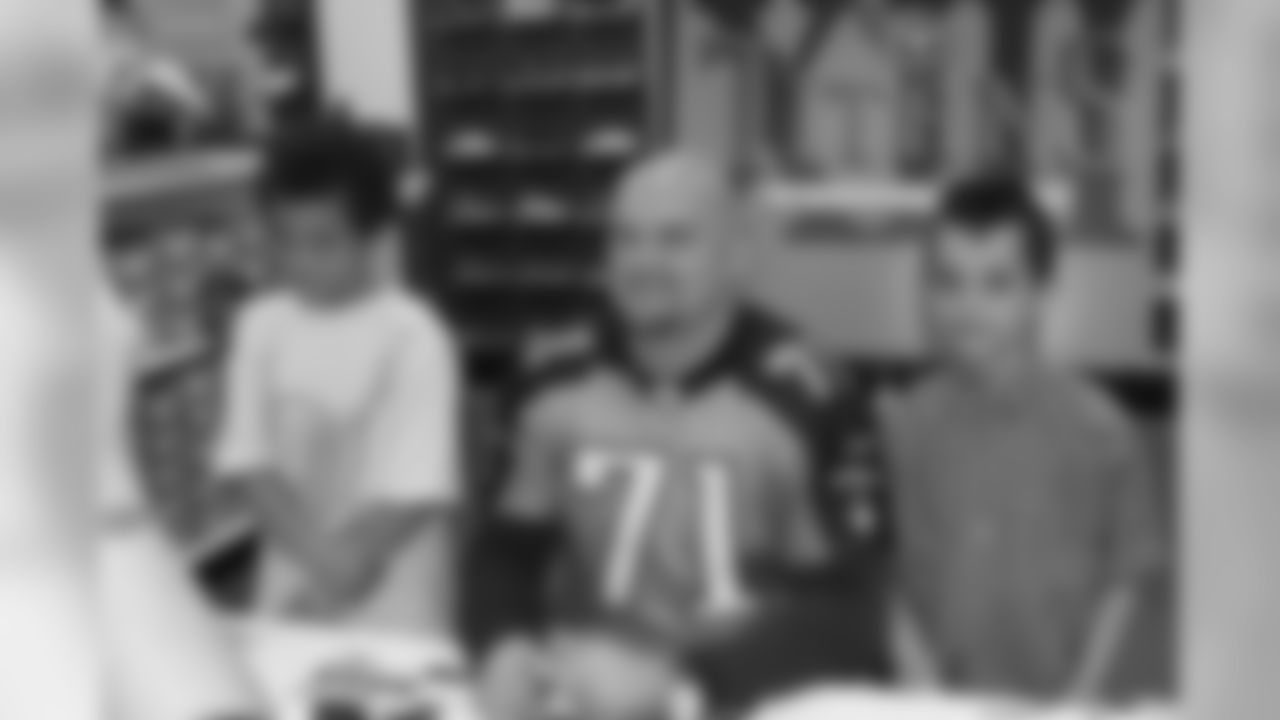 T Michael Roos was the featured player on Titans Caravan XIII, Friday, making stops at Fairview and East Cheatham Elementary Schools and Waverly Junior High, before autograph signings at the O'Charley's in Dickson and the Shoe Carnival in Clarksville, TN.