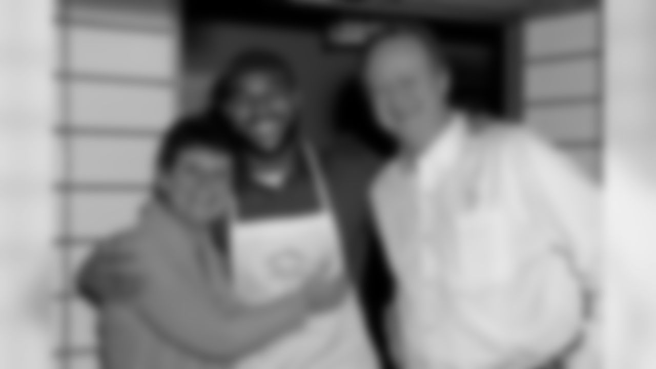 Tennessee Titans Safety Chris Hope and several of his teammates spent Monday evening behind the hibachi grills of Shogun Japanese Steakhouse, �cooking� up a good time for a sold out crowd of over 160 guests. The 2nd Annual �Night with the Secondary� charity event raised several thousand dollars for shoe charity Soles4Souls.