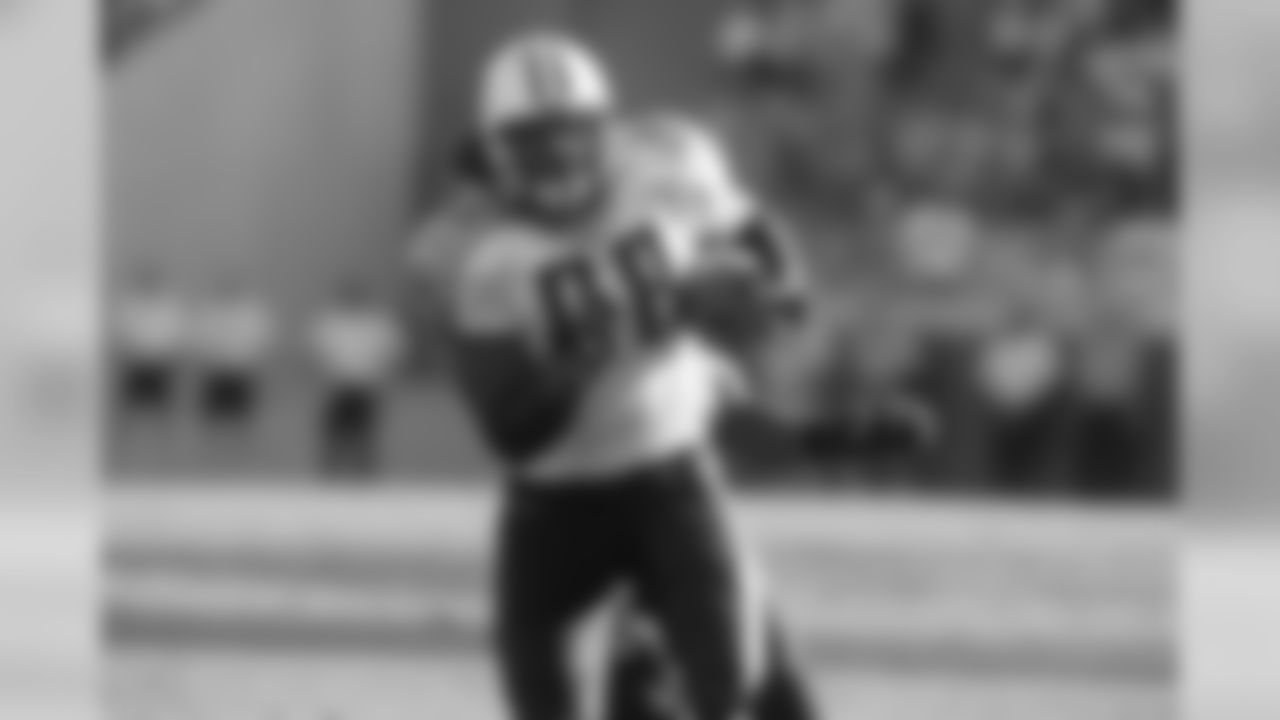 The Titans selected Erron Kinney in the third round (68th overall) of the 2000 NFL Draft.