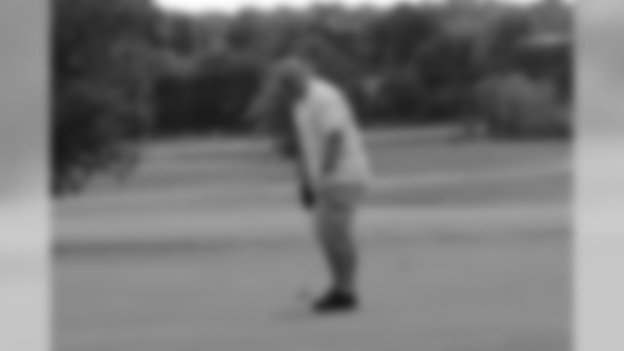Titans All-Pro defensive tackle Michael Roos putts on the Par 4 15th hole