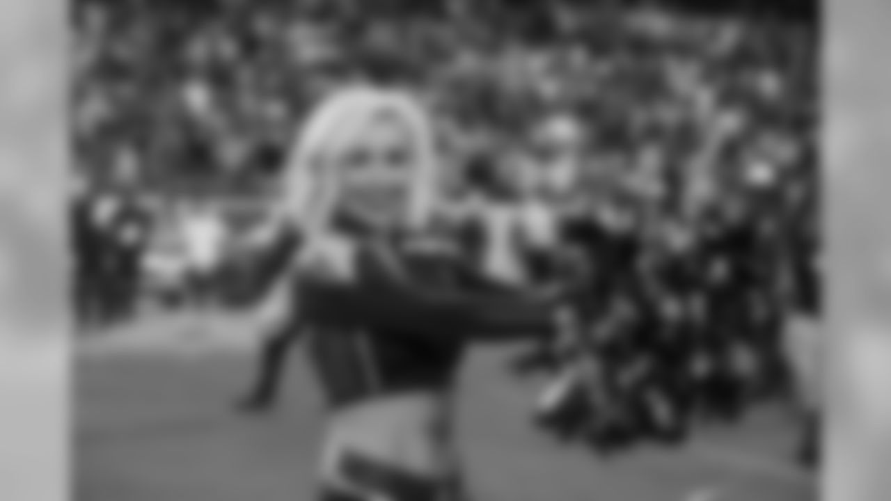 NASHVILLE, TN - AUGUST 25, 2019 - Tennessee Titans Cheerleaders during the preseason home game between the Pittsburgh Steelers and the Tennessee Titans at Nissan Stadium in Nashville, TN. Photo By Kayla Schoen/Tennessee Titans