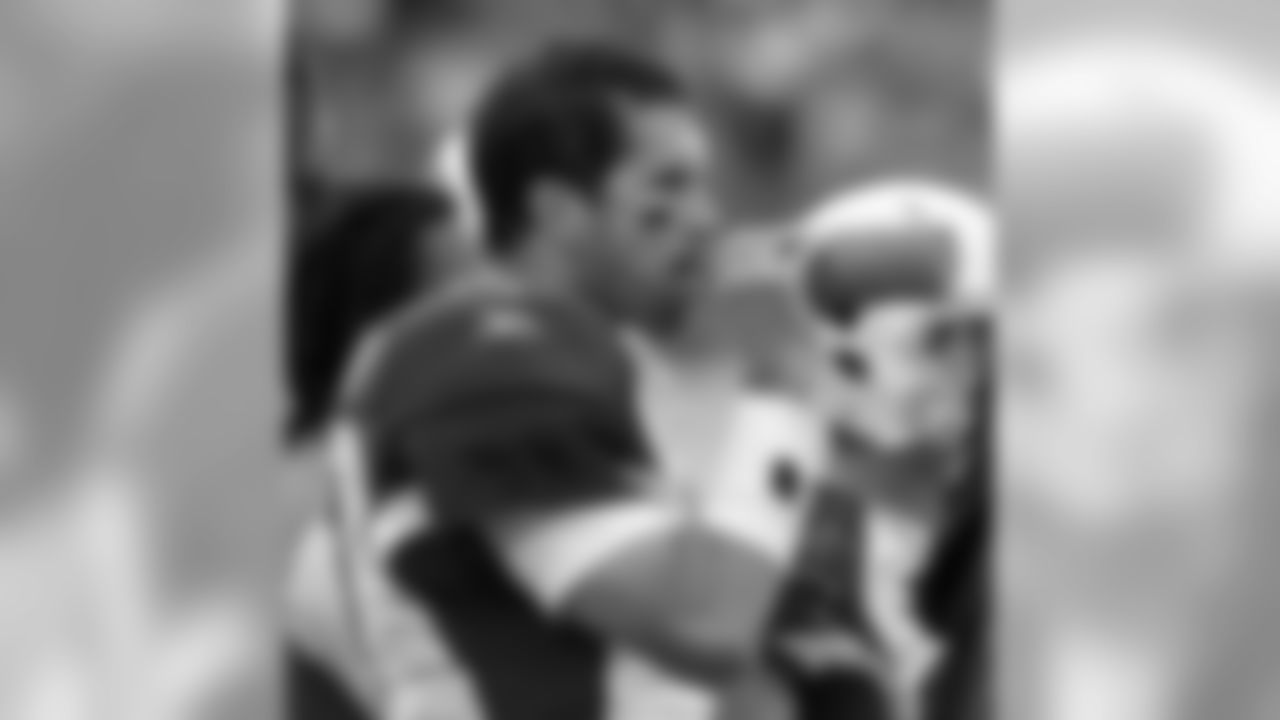 Arizona Cardinals quarterback Matt Leinart takes a drink as he watches from the sideline in the first quarter of an NFL football game against the Tennessee Titans on Sunday, Nov. 29, 2009, in Nashville, Tenn. (AP Photo/Mark Humphrey)