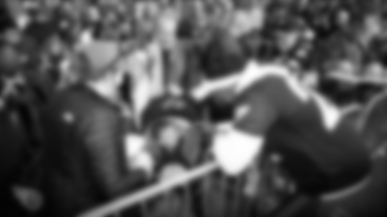 ORLANDO, FL - JANUARY 22, 2020 - Running back Derrick Henry #22 of the Tennessee Titans signs autographs for fans at the 2020 NFL Pro Bowl. Photo By Donald Page/Tennessee Titans