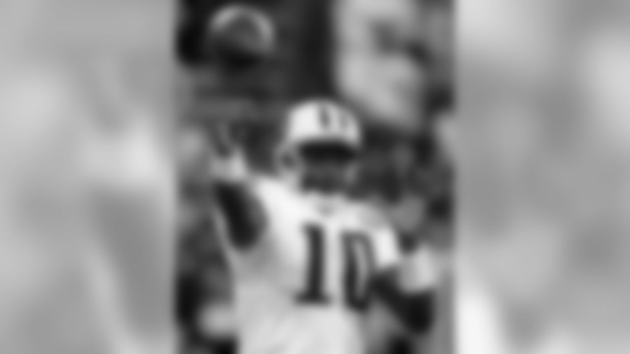 Tennessee Titans quarterback Vince Young throws against the Indianapolis Colts in the first quarter of an NFL football game in Indianapolis, Sunday, Dec. 6, 2009. (AP Photo/Darron Cummings)