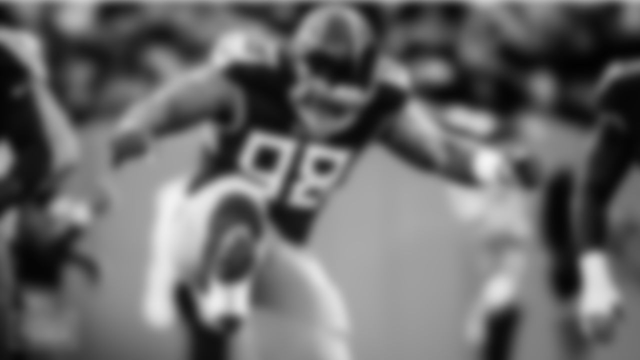 Defensive lineman Jeffery Simmons #98 of the Tennessee Titans during the game between the Tennessee Titans and the New Orleans Saints at Nissan Stadium on November 14, 2021 in Nashville, TN. Photo By Cameron Faulkner/Tennessee Titans