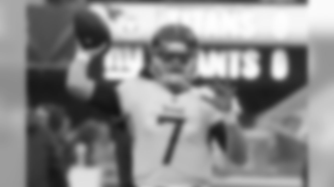 Tennessee Titans quarterback Blaine Gabbert works out prior to an NFL football game against the New York Giants, Sunday, Dec. 16, 2018, in East Rutherford, N.J. (AP Photo/Bill Kostroun)