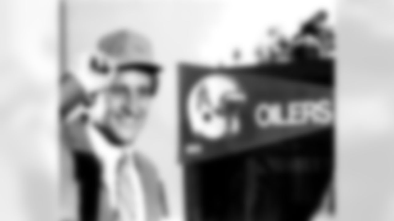 The Houston Oilers selected quarterback Jim Everett with the third overall pick in the 1986 NFL Draft and traded him to the Los Angeles Rams.
