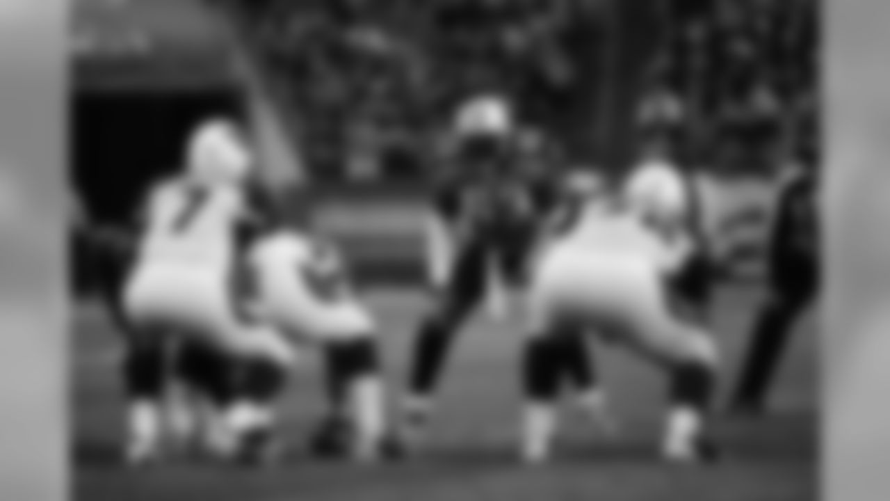 Tennessee Titans linebacker Keith Bulluck (53) lines up against the Arizona Cardinals in the second quarter of an NFL football game on Sunday, Nov. 29, 2009 in Nashville, Tenn. (AP Photo/John Russell)