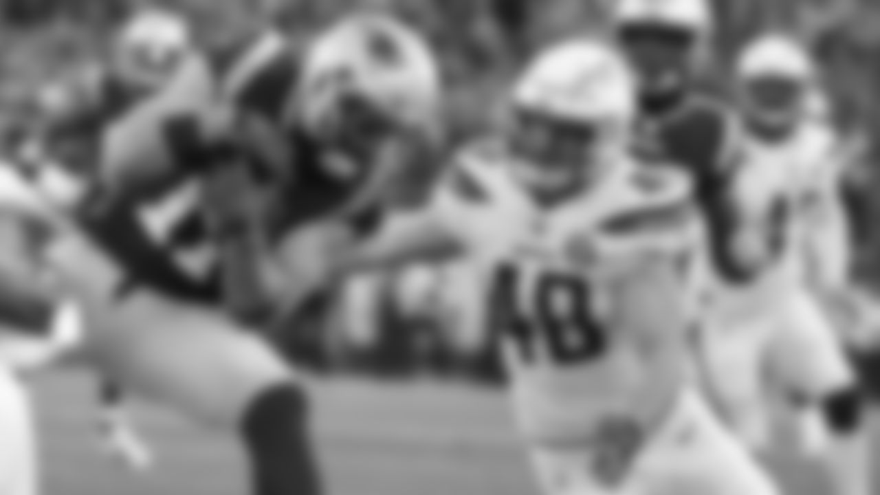 Los linebackers de los Chargers de Los Ángeles, Uchenna Nwosu (42) y Nick Dzubnar (48), buscan tacklear al receptor de los Patriots de Nueva Inglaterra, Julian Edelman (11), durante la primera mitad de un juego divisional de la NFL, el domingo 13 de enero de 2019, en Foxborough, Massachusetts. (AP Foto/Steven Senne)