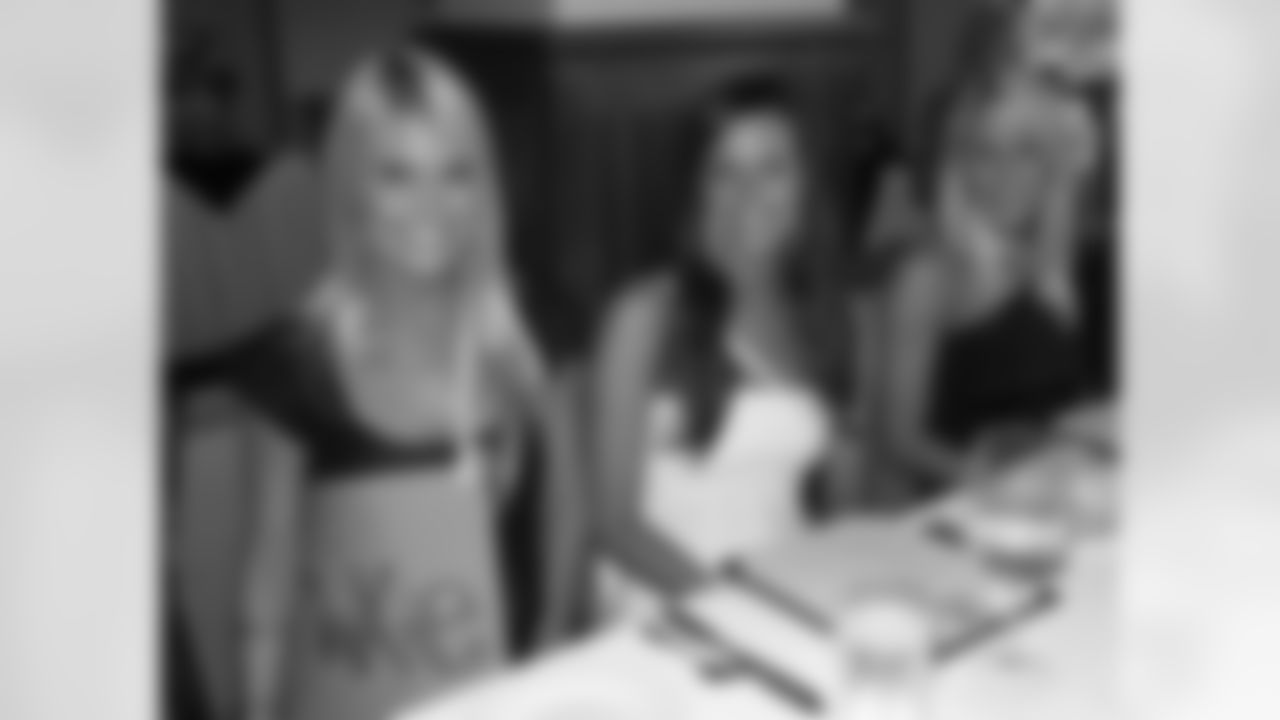 Titans Cheerleaders arrived Monday at the Sandestin Golf and Beach Resort for their 2010 photo shoot. After checking in at the Grand, the cheerleaders enjoyed dinner at Marlin Grill at the Baytown Wharf prior to resting up for an early morning photo shoot.