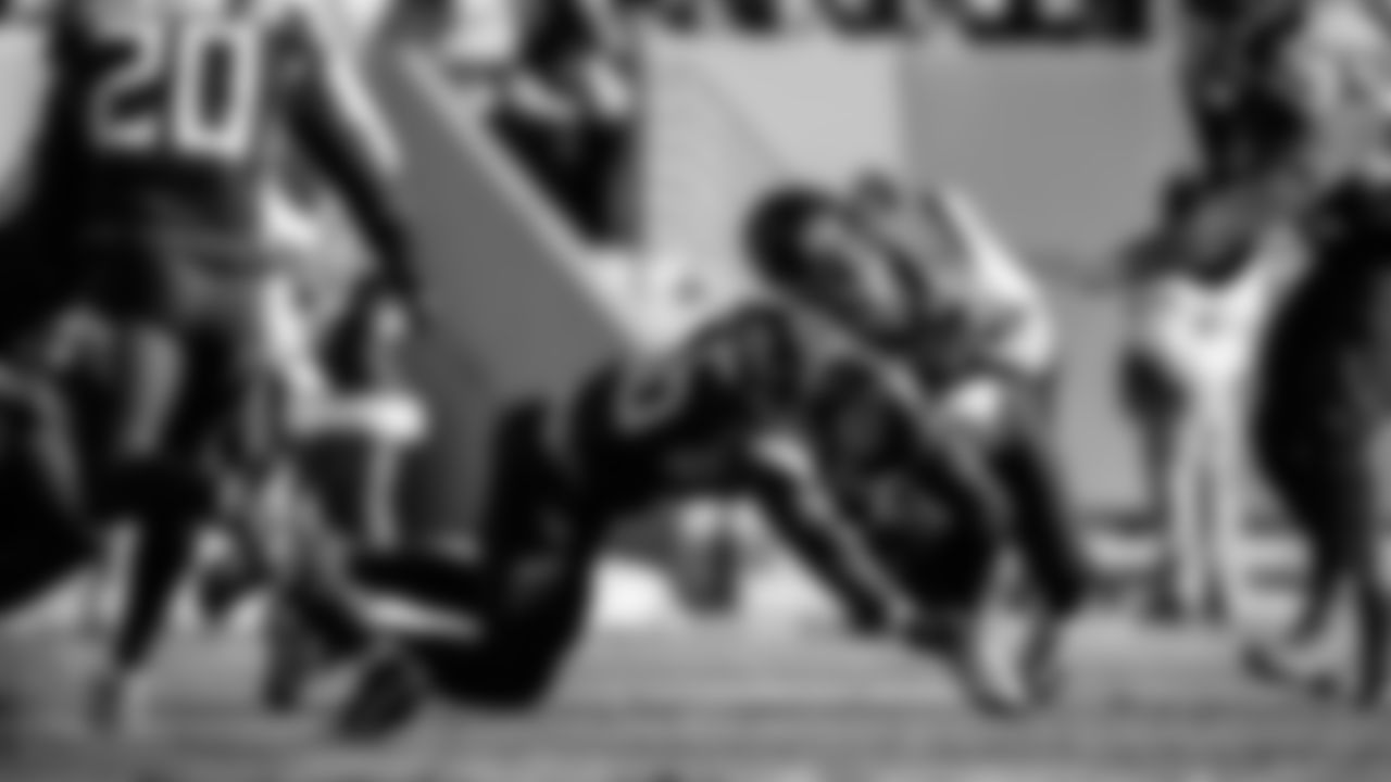 Tennessee Titans and the Houston Texans compete at Nissan Stadium on December 24, 2022 in Nashville, TN. Photo By \03387281/Tennessee Titans