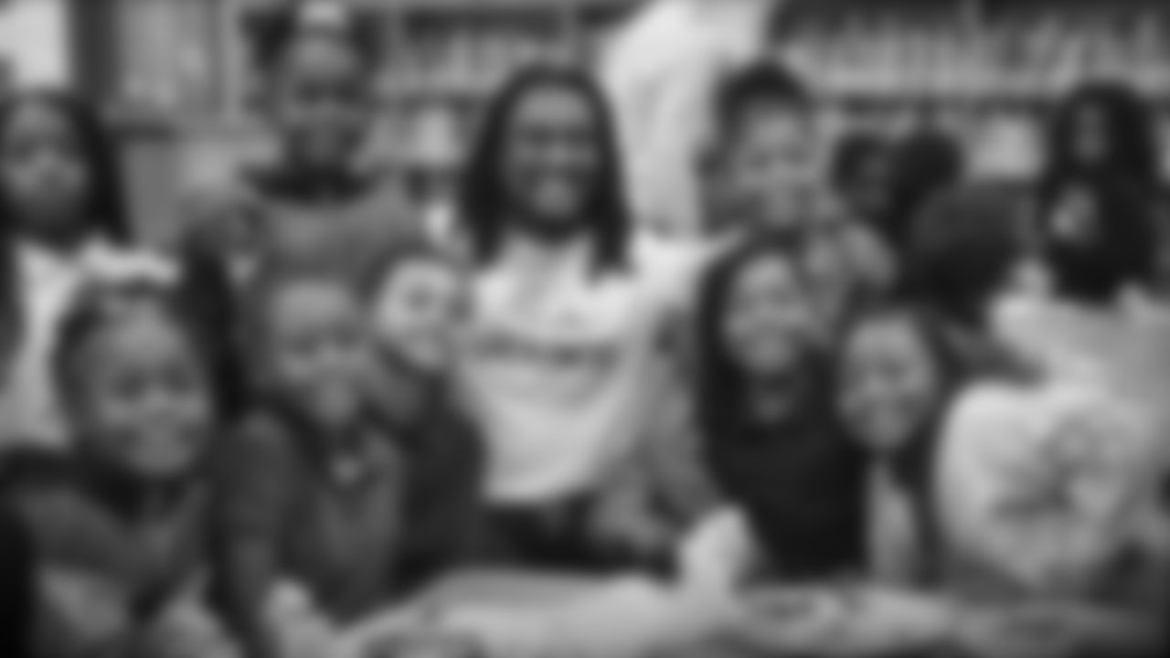 NASHVILLE, TN - NOVEMBER 26, 2019 - Titans Tye Smith catered a full Thanksgiving meal to students at Buena Vista Elementary in Nashville, TN. Photo By Jourdan Gottlieb/Tennessee Titans